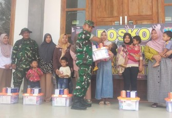 Kapten Arm Razak saat memberikan sembako untuk Anka stunting di lokasi TMMD Kodim Pacitan, Rabu (15/10)