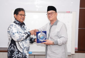 Wamen Viva Yoga memberikan cenderamata Bupati Bener Meriah Tagaro Abubakar di Jakarta, Rabu (15/10)