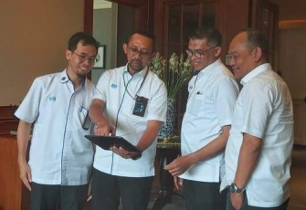 Direktur Pemasaran & Quality, Health, Safety, and Environment (QHSE), Tomo Dwihasputro bersama Jajaran Pimpinan PT Wijaya Karya Bangunan Gedung Tbk (WEGE) paparkan strategi kejar target kontrak baru perseroan pada acara Media Gathering WEGE di Jakarta, Rabu (15/10)