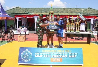Dandim 0805/Ngawi Letkol Arh Setu Wibowo saat menyerahkan piala juara turnamen voli Bupati Ngawi Cup 2025