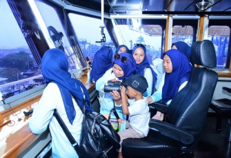Anak TK Alam Layung Indah dianjungan KRI RJW-992