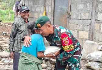 Jum'at Berkah Satgas Pamtas Yonarhanud 2 Kostrad di Desa Eban