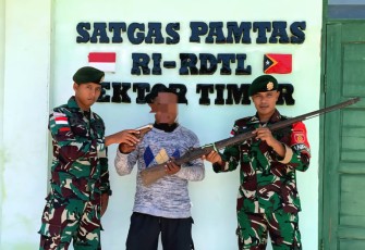Satgas Pamtas Yonarmed 12 Kostrad menerima senjata rakitan 