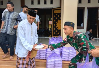 Program Jum'at berkah Satgas Yonarmed 12 Kostrad 