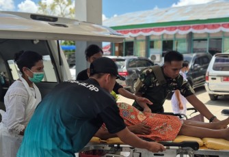 Bantu warga hendak melahirkan 
