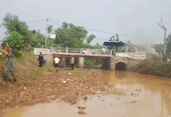 Pembersihan bantaran sungai wilayah desa binaan 