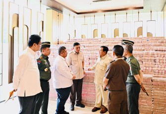 Panglima TNI Dampingi Presiden RI Saksikan Penyerahan Uang Sitaan Hasil Korupsi Rp 13,25 Triliun di Kejaksaan Agung