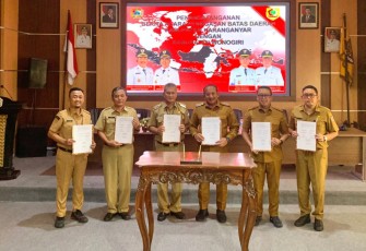 Penandatanganan berita acara penegasan batas wilayah Kabupaten Karanganyar dan Wonogiri, di Ruang Podang I, Kantor Bupati Karanganyar, Senin (20/10/2025)