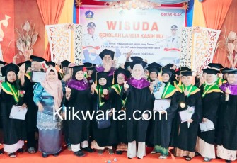 60 Atok dan Nenek di Wisuda