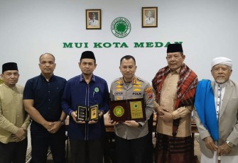 Kapolrestabes Medan Kombes Pol Jean Calvijn Simanjuntak foto bersama jajaran MUI, Selasa (21/10)