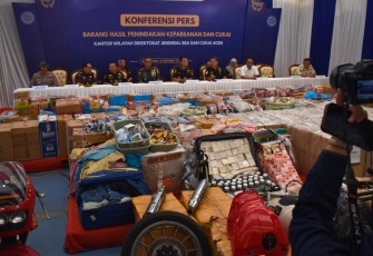 Dirjen Bea Cukai Pimpin Konferensi Pers Capaian Penindakan dan Pemusnahan Barang Ilegal di Aceh
