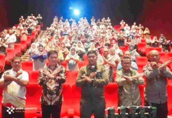 Wakil Wali Kota Tanjungpinang Raja Ariza bersama istri, Handayani Raja Ariza, menghadiri kegiatan Sosialisasi Penguatan Pendidikan Karakter yang dirangkaikan dengan pemutaran film “Cyberbullying” di Bioskop XXI Tanjungpinang City Center (TCC), Kamis (23/10/2025)