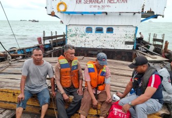 KN Pulau Dana-323, yang tengah melaksanakan patroli dalam rangka Operasi Nusantara-D/25, berhasil memberikan pertolongan terhadap KM Semangat Nelayan, kapal kargo berbendera Indonesia yang mengalami mati mesin dan terendam air akibat cuaca buruk di perairan Selat Malaka