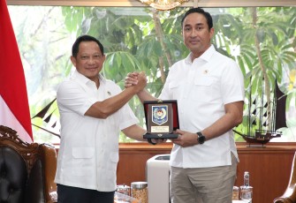 Mendagri Tito Karnavian bersama Kepala BNN Komjen Pol Suyudi Ario Seto di Jakarta, Rabu (22/10)