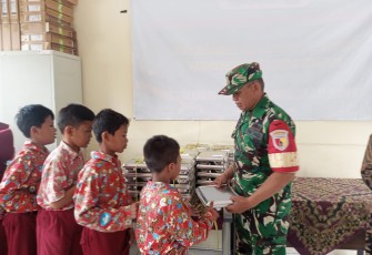 Penyaluran makanan bergizi di sekolah wilayah desa binaan 