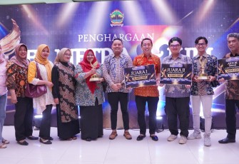 Pejabat jajaran Diskominfo Karanganyar saat menerima tiga penghargaan dari ajang tahunan FK Metra dan KIM yang diselenggarakan oleh Diskominfo Provinsi Jawa Tengah