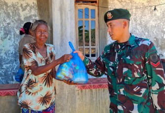 Jum'at berkah Satgas Pamtas Yonarmed 12 Kostrad 