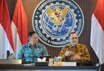 Mentrans Iftitah Sulaiman memberikan pemaparan dalam pertemuan dengan gubernur Papua, di Jakarta