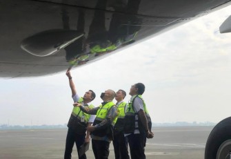Ilustrasi ramp check moda transportasi pesawat udara