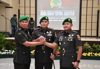 Letkol Arh Farauk Saputra (kanan) foto usai sertijab Dandim 0802/Ponorogo, Sabtu (25/10)