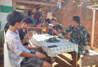 Insoma Satgas TMMD Kodim Pacitan bersama warga