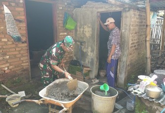 Gotong royong bantu perbaiki dapur warga desa binaan 