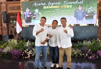 Bupati Ponorogo H Sugiri Sancoko foto bersama lepas sambut Dandim 0802/Ponorogo, Minggu (26/10)