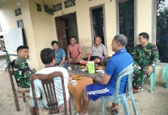 Personel satgas TMMD bersama warga 
