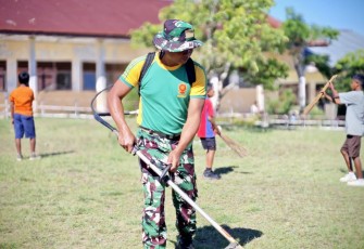 Karya bakti bersihkan lingkungan 