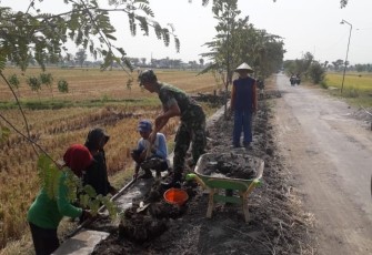 Pembersihan lingkungan di wilayah desa binaan 