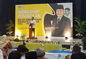 Anggota Komisi X DPR RI, Juliyatmono, saat menjadi keynote speaker dalam acara workshop pendidikan, di Hotel Permatasari Karanganyar, Rabu (29/10/2025)