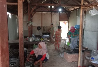 Dapur warga menyiapkan masakan satgas TMMD 126  