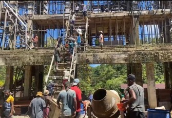 Satgas Pamtas RI-PNG Yonif 763/SBA Bersama Warga Bangun Gereja di Kampung Kokas