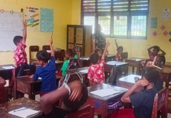 Babinsa Mapurujaya Tanamkan Nilai Cinta Tanah Air kepada Siswa SD YPPK Kaugapu