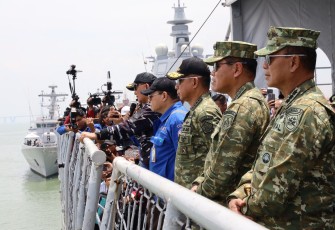Kepala Staf Angkatan Laut (Kasal) Laksamana TNI Dr. Muhammad Ali mendampingi Menteri Pertahanan Republik Indonesia (Menhan RI) Sjafrie Sjamsoeddin menyaksikan langsung peluncuran dan uji coba penembakan torpedo Kapal Selam Otonomous (KSOT) di Koarmada II, Surabaya, Kamis (30/10/2025). 