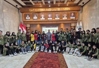 Puluhan mahasiswa dari berbagai universitas di Jawa Timur yang tergabung dalam Temu Mahasiswa Administrasi Negara se-Jawa Timur (Teman Jatim) 2025 melakukan kunjungan dan dialog ke DPRD Provinsi Jawa Timur, Jumat (31/10/2025)
