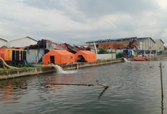 Sejumlah pompa portabel dikerahkan untuk menguras genangan banjir Kota Semarang menuju kolam retensi Terboyo di Kaligawe, Kota Semarang, Jawa Tengah, Minggu (2/11)