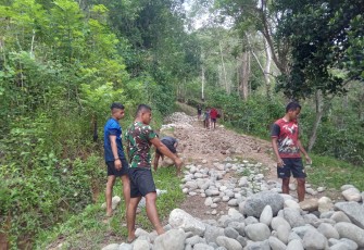 TNI dan Warga Rodo Gotong Royong Perbaiki Jalan 