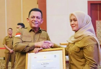 Gubernur Ansar Ahmad Serahkan Paritrana Award 2025