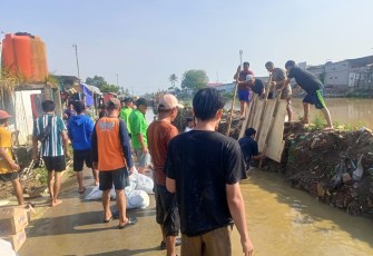 Sejumlah tim gabungan melakukan pembersihan dan perbaikan infrastruktur terdampak banjir di Kabupaten Bekasi, Jawa barat pada Selasa (5/11)