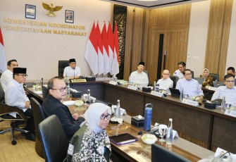 Menteri Ekonomi Kreatif, Teuku Riefky Harsya, menghadiri Rapat Tingkat Menteri bersama Menteri Koordinator Bidang Pemberdayaan Masyarakat (Menko PM) di Kantor Kemenko PM, Jakarta, Selasa (4/11/2025)