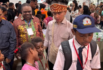 Wakil Presiden (Wapres) Gibran Rakabuming menutup rangkaian kunjungan kerja hari pertamanya di Manokwari, Papua Barat, dengan kegiatan belanja bersama anak yatim di Toko Kalawai, Senin malam (04/11/2025)