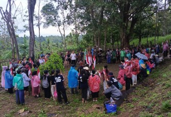 Siswa SMP Kebangsaan Bharata peserta napak tilas berkumpul mengelilingi replika tongkat Pengeran Sambernyawa di lokasi Punden Sono, Dusun Dawung, Desa Kedawung, Kecamatan Jumapolo, Rabu (5/11/2025)