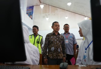 Wamendikdasmen Fajar Riza Ul Haq berdialog dengan siswi SMKN 2 Makassar, Selasa (4/11)