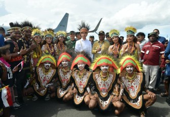 Wapres RI Gibran Rakabuming foto bersama saat tiba di Manokwari 