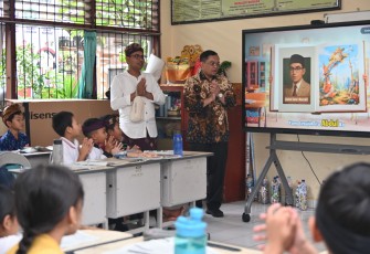 Direktur Jenderal Pendidikan Anak Usia Dini, Pendidikan Dasar, dan Pendidikan Menengah (Dirjen PAUD Dikdasmen), Gogot Suharwoto, menyempatkan diri menyapa para murid kelas 2 yang sedang belajar mata pelajaran PPKN