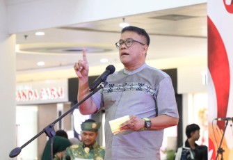 Kepala Dinas Kebudayaan dan Pariwisata (Disbudpar) Kota Batam, Ardiwinata, mewakili Wali Kota Batam, Amsakar Achmad, membuka acara Kita Indonesia Jilid II di Mega Mall Batam Centre, Minggu (2/11/2025)