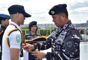 Danpusteral Laksma TNI Albertus Agung Priyo Suseno menyematkan peserta Sailing Camp 2025 di atas geladak KRI Semarang-524, Kamis (6/11)