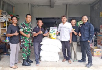 Penyaluran benih padi di wilayah desa binaan 