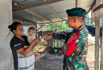 Jum'at berkah Satgas Pamtas Yonarmed 12 Kostrad 